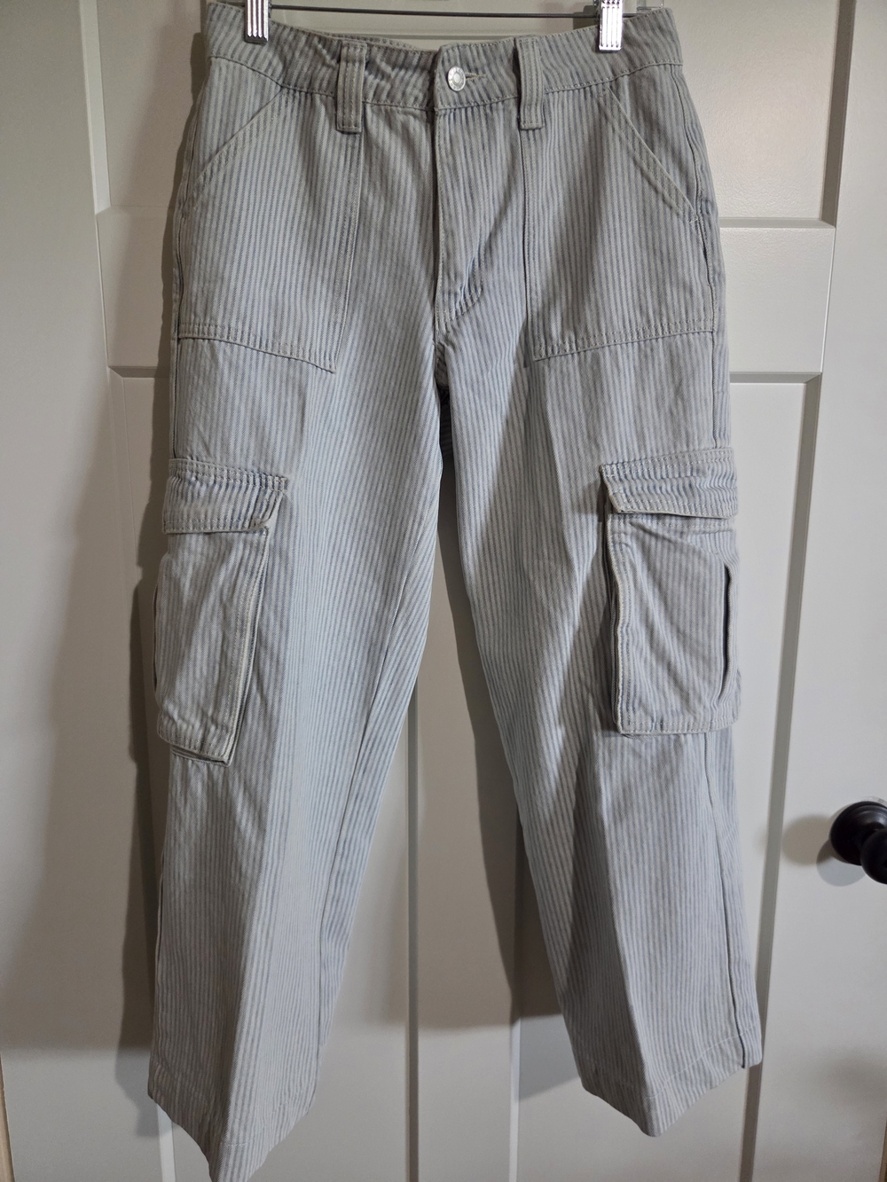 Women's Gray Wide-Leg Cargo Jeans - Classic Pinstripe